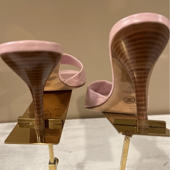 CHANEL Beautiful Pink Heeled Mules - Picture 2 of 4